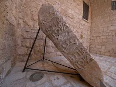 ... � custodito un menhir, monumento megalitico di et� preistorica costituito da una grande pietra fissata verticalmente